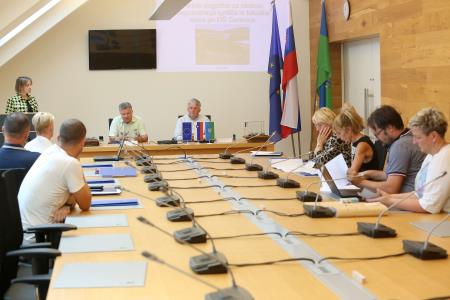 PODPIS POGODBE ZA OBNOVO NOGOMETNEGA IGRIŠČA IN TEKAŠKE STEZE PRI OŠ CERKNICA 07 FOTO LJUBO VUKELIČ